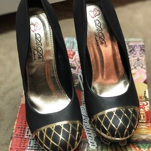 Black wedge w gold toe shoes